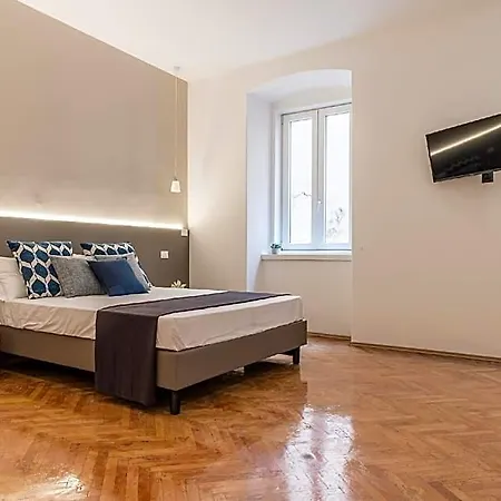 ホテル Elegante Vicino Stazione - Grey 3*